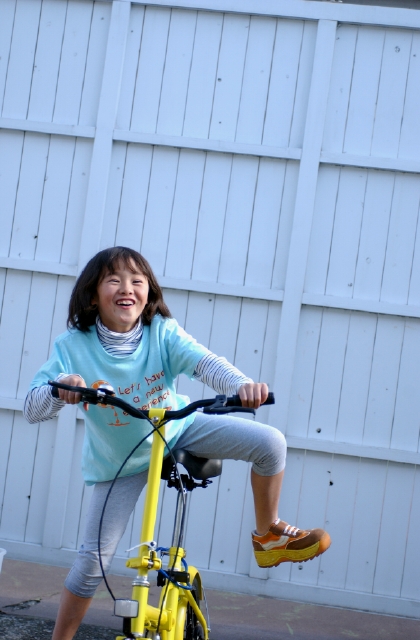 イラスト＆写真のストックフォトwaha（ワーハ）　人物、日本人、自転車、その他のスペース、子供、屋外、正面、全身、遊ぶ、はしゃぐ、笑う、活発、あそぶ、あそび、遊ぶ、遊び、笑う、笑い、スマイル、子ども、こども　p7-0655b-data