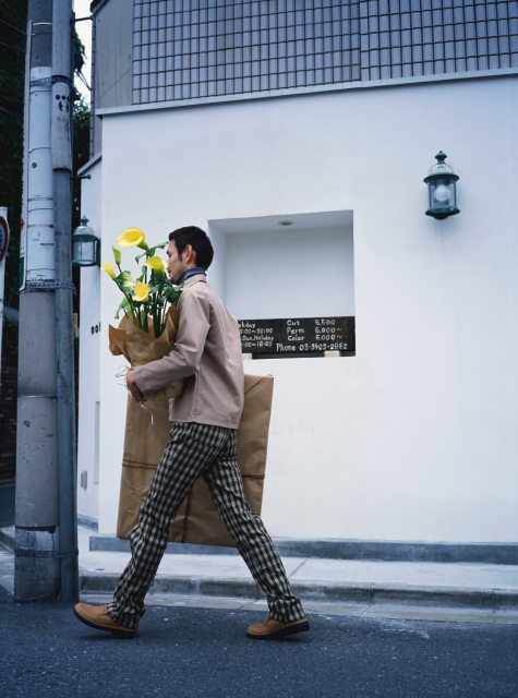 人物 日本人 街 ショッピング 男性 代 30代 屋外 横向き 横顔 全身 花 植物 荷物 歩く 街並み 街並 フォト作品紹介 イラスト 写真のストックフォトwaha ワーハ カンプデータは無料