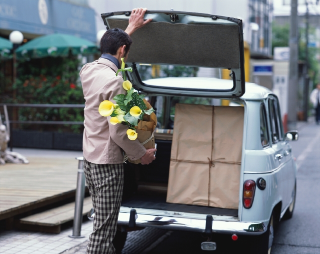 イラスト＆写真のストックフォトwaha（ワーハ）　人物、日本人、ショッピング、自動車、男性、20代、30代、街、屋外、後ろ姿、全身、花、植物、自動車、ハッチバック、トランク、後姿、後ろ姿、うしろ姿、背中、街並み、街並　p7-1103bv