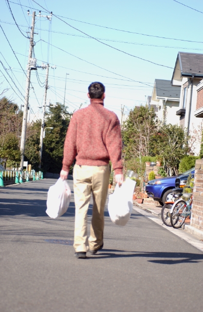 イラスト＆写真のストックフォトwaha（ワーハ）　人物、日本人、散歩、ショッピング、男性、20代、30代、屋外、後ろ姿、全身、住宅街、歩く、レジ袋、お使い、家、後姿、後ろ姿、うしろ姿、背中　p8-0008b-data