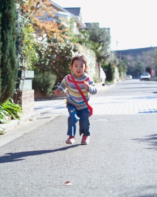 イラスト＆写真のストックフォトwaha（ワーハ）　人物、日本人、子供、走る、屋外、正面、全身、幼児、住宅街、遊ぶ、駆けっこ、駆け足、あそぶ、あそび、遊ぶ、遊び、子ども、こども　p8-0016b-data