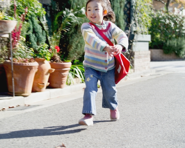 イラスト＆写真のストックフォトwaha（ワーハ）　人物、日本人、子供、歩く、屋外、正面、全身、幼児、住宅街、遊ぶ、嬉しい、あそぶ、あそび、遊ぶ、遊び、子ども、こども　p8-0017b-data