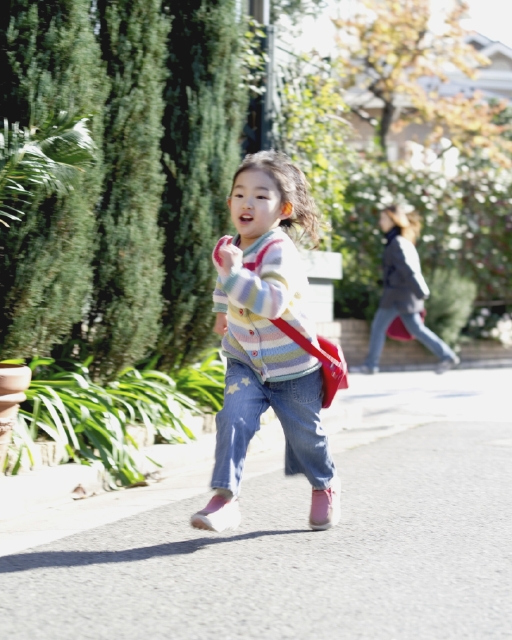 イラスト＆写真のストックフォトwaha（ワーハ）　人物、日本人、子供、走る、屋外、正面、全身、幼児、住宅街、遊ぶ、駆けっこ、駆け足、あそぶ、あそび、遊ぶ、遊び、子ども、こども　p8-0018bv-data