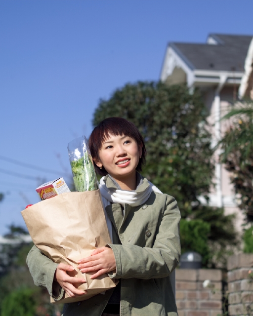 イラスト＆写真のストックフォトwaha（ワーハ）　人物、日本人、ショッピング、女性、20代、30代、屋外、正面、上半身、住宅街、マフラー、青空、家　p8-0019b-data