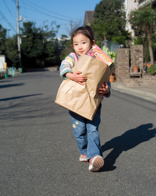 イラスト＆写真のストックフォトwaha（ワーハ）　人物、日本人、ショッピング、子供、屋外、正面、全身、ポートレート、幼児、住宅街、お使い、歩く、荷物を運ぶ、子ども、こども　p8-0024b-data