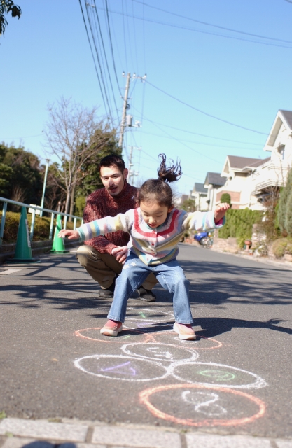 イラスト＆写真のストックフォトwaha（ワーハ）　人物、日本人、親子、屋外、正面、全身、2人、幼児、住宅街、遊ぶ、ケンケンパー、楽しい、青空、住宅、あそぶ、あそび、遊ぶ、遊び　p8-0031bv-data