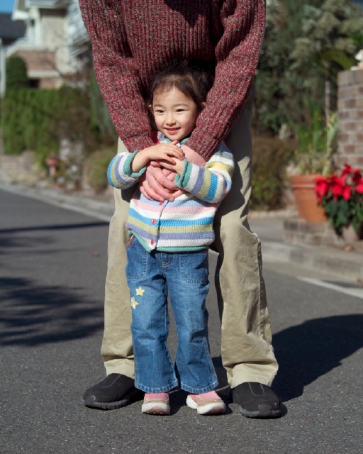 イラスト＆写真のストックフォトwaha（ワーハ）　人物、日本人、親子、屋外、正面、全身、ポートレート、2人、幼児、住宅街、遊ぶ、手をつなぐ、あそぶ、あそび、遊ぶ、遊び　p8-0038bv-data