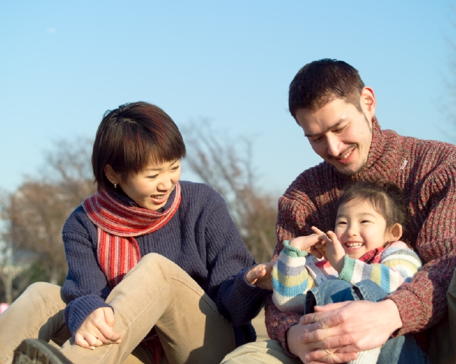 人物 日本人 公園 家族 秋 屋外 正面 上半身 3人 父 母 子供 娘 愛情 親子 女の子 幼い 無邪気 元気 成長 幼児 幸福感 マフラー 散歩 季節 四季 子ども こども フォト作品紹介 イラスト 写真のストックフォトwaha ワーハ カンプデータ