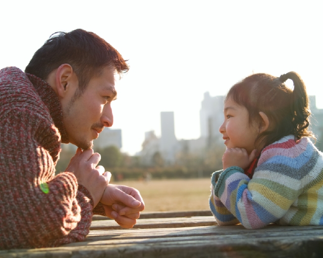 イラスト＆写真のストックフォトwaha（ワーハ）　人物、日本人、コミュニケーション、親子、公園、屋外、横向き、横顔、上半身、逆光、2人、幼児、女の子、頬杖をつく、広場、散歩　p8-0055b-data