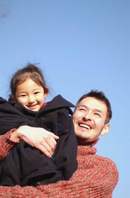 イラスト＆写真のストックフォトwaha（ワーハ）　人物、日本人、親子、秋、屋外、正面、上半身、ローアングル、ポートレート、2人、幼児、女の子、笑う、抱く、コート、散歩、青空、公園、笑う、笑い、スマイル、季節、四季　p8-0061bv-data