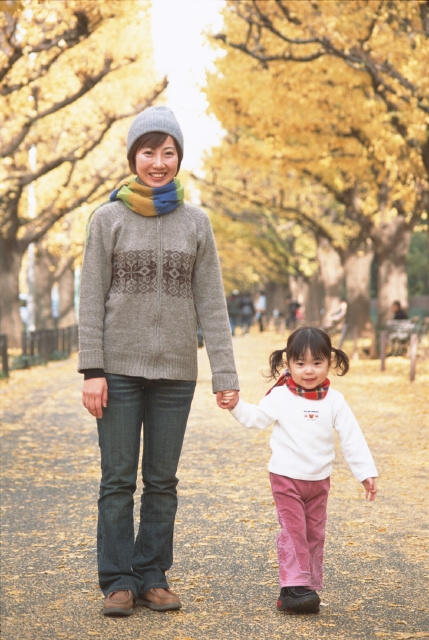 イラスト＆写真のストックフォトwaha（ワーハ）　人物、日本人、公園、親子、秋、屋外、正面、全身、ポートレート、2人、女の子、幼児、笑う、マフラー、散歩、歩く、手をつなぐ、笑う、笑い、スマイル、季節、四季　p8-0085bv