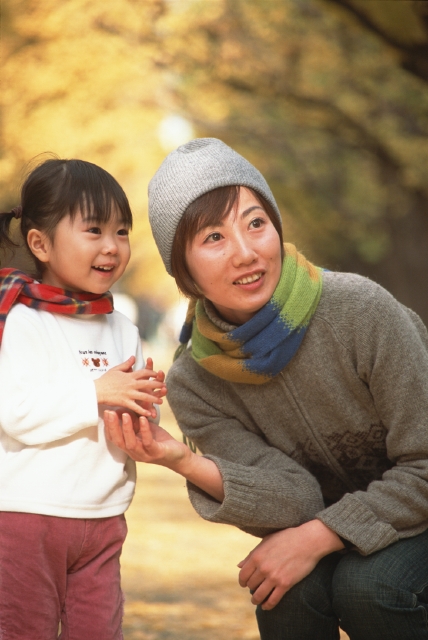 イラスト＆写真のストックフォトwaha（ワーハ）　人物、日本人、秋、公園、親子、屋外、正面、上半身、2人、女の子、幼児、笑う、マフラー、散歩、見つめる、発見、笑う、笑い、スマイル、季節、四季　p8-0086b-data