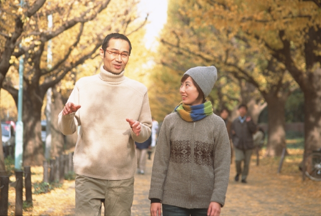 イラスト＆写真のストックフォトwaha（ワーハ）　人物、日本人、コミュニケーション、夫婦、秋、散歩、屋外、正面、横顔、上半身、2人、メガネ、マフラー、歩く、公園、落ち葉、会話、季節、四季、季節、四季　p8-0096bv