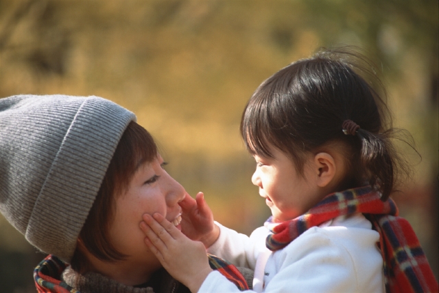 人物 日本人 コミュニケーション 公園 秋 親子 屋外 横向き 横顔 上半身 2人 幼児 女の子 散歩 マフラー 抱く 季節 四季 季節 四季 フォト作品紹介 イラスト 写真のストックフォトwaha ワーハ カンプデータは無料