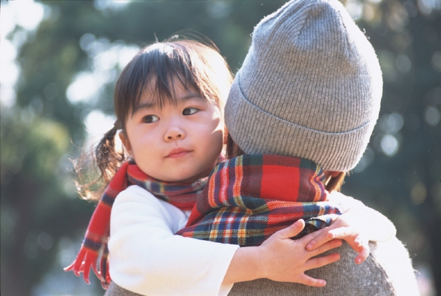 イラスト＆写真のストックフォトwaha（ワーハ）　人物、日本人、親子、公園、秋、子供、屋外、正面、後ろ姿、上半身、2人、幼児、散歩、マフラー、抱く、後姿、後ろ姿、うしろ姿、背中、季節、四季、子ども、こども　p8-0107b