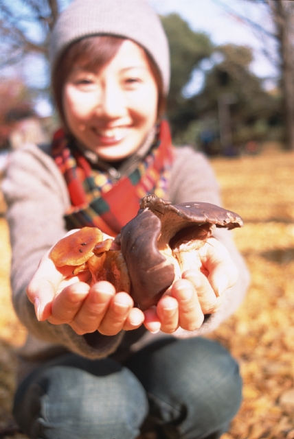 イラスト＆写真のストックフォトwaha（ワーハ）　人物、日本人、秋、公園、レジャー、女性、20代、30代、屋外、正面、上半身、ポートレート、アップ、手、散歩、遊ぶ、椎茸、キノコ、自然、秋の味覚、収穫、あそぶ、あそび、遊ぶ、遊び、季節、四季　p8-0131b-data