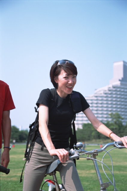 人物 日本人 女性 代 30代 自転車 屋外 正面 上半身 ポートレート 笑う サングラス メガネ 公園 広場 青空 元気 笑う 笑い スマイル フォト作品紹介 イラスト 写真のストックフォトwaha ワーハ カンプデータは無料