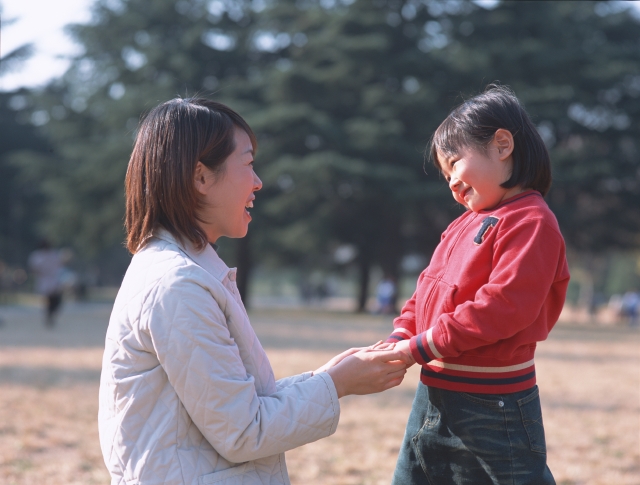 イラスト＆写真のストックフォトwaha（ワーハ）　人物、日本人、公園、親子、コミュニケーション、愛情、屋外、横向き、横顔、上半身、2人、女の子、幼児、散歩、広場　p8-0186b