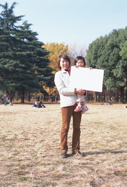 イラスト＆写真のストックフォトwaha（ワーハ）　人物、日本人、メッセージボード、公園、親子、屋外、正面、全身、ポートレート、2人、母、子供、娘、愛情、親子、女の子、幼児、散歩、広場、抱く、子ども、こども　p8-0190b-data