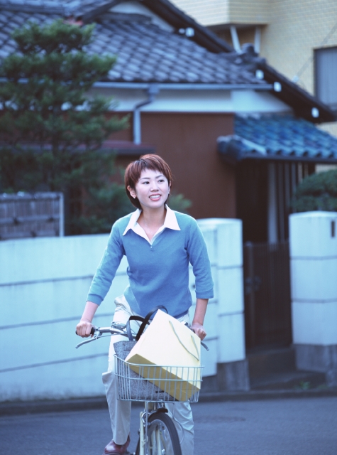 イラスト＆写真のストックフォトwaha（ワーハ）　人物、日本人、自転車、ショッピング、女性、20代、30代、屋外、正面、全身、上り坂、住宅街、ショッピングバック、元気　p8-0378b-data