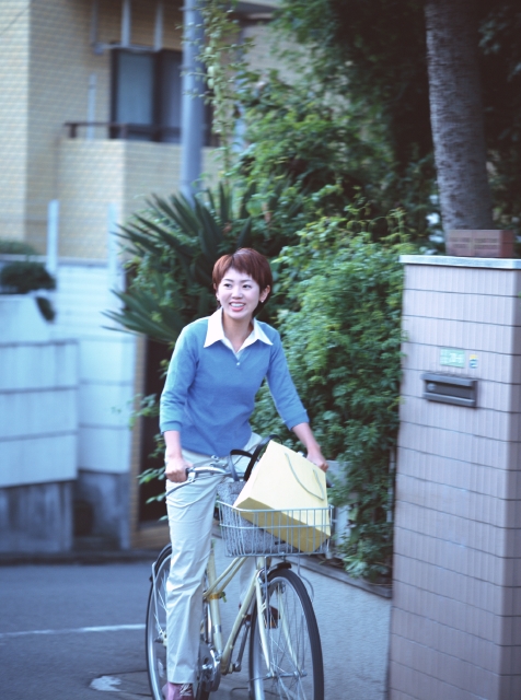 イラスト＆写真のストックフォトwaha（ワーハ）　人物、日本人、自転車、女性、20代、30代、ショッピング、屋外、正面、全身、上り坂、住宅街、ショッピングバック、元気　p8-0381bv