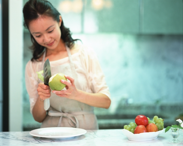人物 日本人 女性 代 30代 主婦 キッチン 屋内 正面 上半身 包丁 リンゴの皮剥き 食器 果物 果実 デザート りんご フォト作品紹介 イラスト 写真のストックフォトwaha ワーハ カンプデータは無料