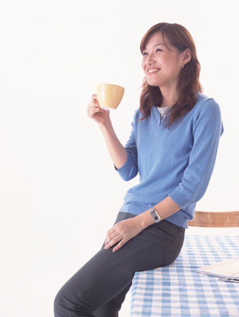 イラスト＆写真のストックフォトwaha（ワーハ）　人物、日本人、女性、20代、30代、白バック、横向き、横顔、上半身、スタジオ、白バック、ポーズ、テーブル、飲む、お茶、マグカップ、リラックス、休憩　p8-0536av