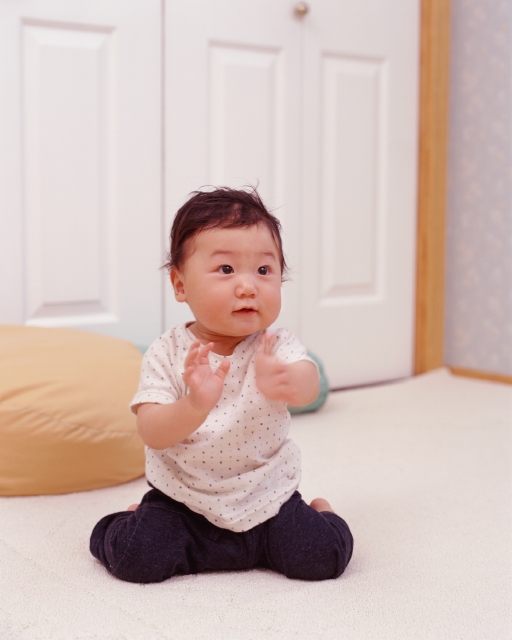 イラスト＆写真のストックフォトwaha（ワーハ）　人物、日本人、赤ちゃん、屋内、正面、全身、見つめる、ピュア、成長、健やか、育つ、元気、発見、好奇心、遊ぶ、拍手、手をたたく、屋内、部屋、あそぶ、あそび、遊ぶ、遊び　p8-0654b