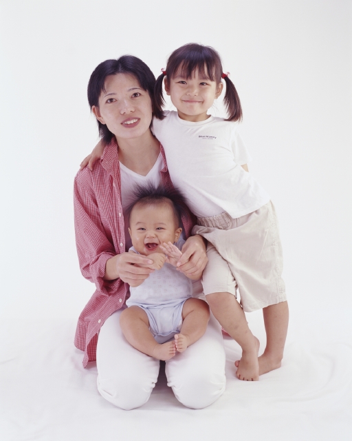 イラスト＆写真のストックフォトwaha（ワーハ）　人物、日本人、親子、白バック、正面、全身、スタジオ、白バック、ポーズ、3人、女の子、ピュア、成長、誕生、健やか、育つ、元気、幸福感、抱く、あやす　p8-0667bv