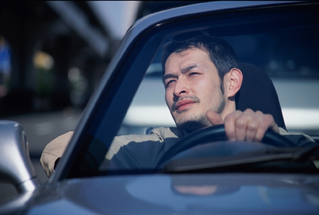 人物、日本人、男性、20代、30代、自動車、屋外、正面、上半身、自動車、スタイリッシュ、都会的、街角、ストリート、車内、オープンカー、街並み