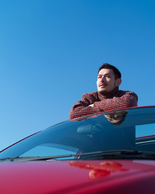 人物、日本人、男性、20代、30代、夢、考える、自動車、屋外、正面、上半身、ローアングル、自動車、オープンルーフ、車内、青空、見つめる