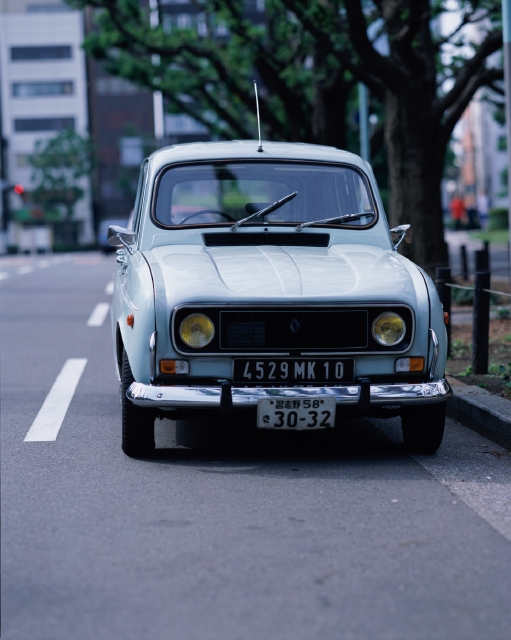 イラスト＆写真のストックフォトwaha（ワーハ）　自動車、屋外、正面、オブジェ、物、自動車、街角、ストリート、パーキング、路上、道路、街路樹、街並み、街並　p8-0758bv