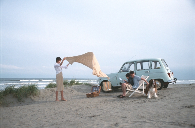 イラスト＆写真のストックフォトwaha（ワーハ）　人物、日本人、自動車、家族、レジャー、屋外、横向き、横顔、全身、3人、ペット、動物、犬、自動車、砂浜、海、なびく、はためく、椅子　p8-0774bv