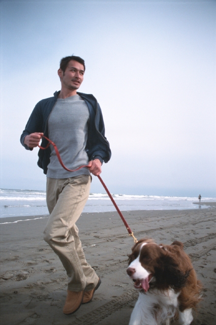 人物 日本人 男性 代 30代 ペット 散歩 屋外 正面 全身 犬 海 砂浜 歩く 走る ジョギング 元気 フォト作品紹介 イラスト 写真のストックフォトwaha ワーハ カンプデータは無料