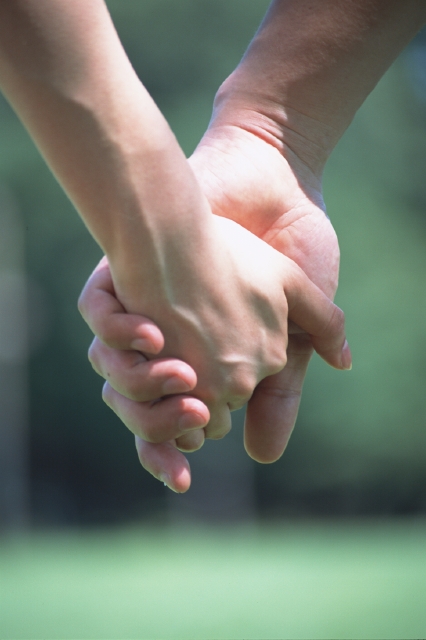 人物 日本人 愛情 カップル 屋外 正面 アップ 手 指 2人 ペア 夫婦 手をつなぐ 手を握る 幸福感 信頼 散歩 フォト作品紹介 イラスト 写真のストックフォトwaha ワーハ カンプデータは無料