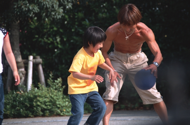 人物 日本人 親子 公園 屋外 正面 横顔 全身 2人 男の子 広場 遊ぶ バスケットボール ボール遊び ドリブル はしゃぐ あそぶ あそび 遊ぶ 遊び フォト作品紹介 イラスト 写真のストックフォトwaha ワーハ