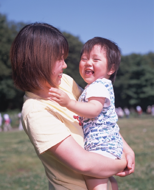 イラスト＆写真のストックフォトwaha（ワーハ）　人物、日本人、親子、公園、屋外、正面、横向き、横顔、上半身、2人、男の子、無邪気、幼い、赤ちゃん、散歩、広場、青空、笑う、はしゃぐ、遊ぶ、抱く、幸福感、草原、あそぶ、あそび、遊ぶ、遊び、笑う、笑い、スマイル　p8-1214b