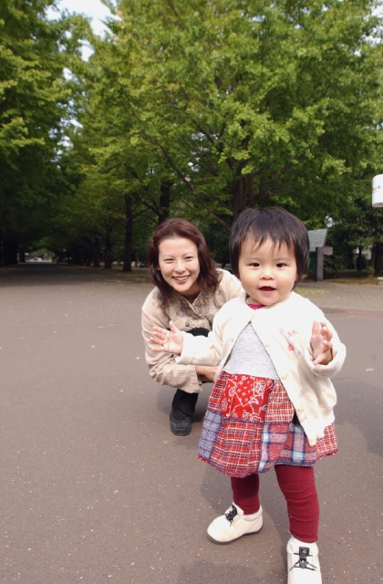 イラスト＆写真のストックフォトwaha（ワーハ）　人物、日本人、公園、親子、屋外、正面、全身、ポートレート、2人、赤ちゃん、幼い、無邪気、散歩、広場、笑う、遊ぶ、幸福感、好奇心、発見、見つめる、あそぶ、あそび、遊ぶ、遊び、笑う、笑い、スマイル　p8-1226bv-data