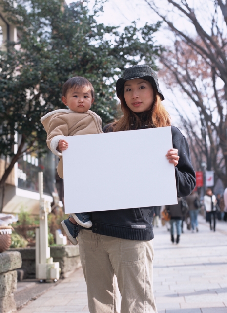 イラスト＆写真のストックフォトwaha（ワーハ）　人物、日本人、メッセージボード、親子、散歩、屋外、正面、上半身、全身、ポートレート、2人、赤ちゃん、幼い、無邪気、抱く、街角、ストリート帽子、街並み、街並　p8-1237bv