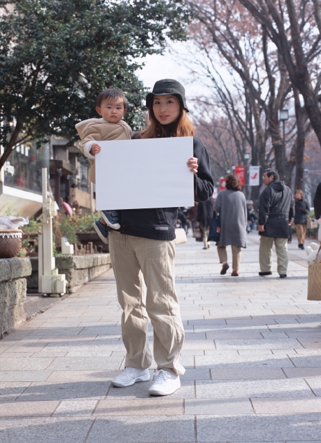 イラスト＆写真のストックフォトwaha（ワーハ）　人物、日本人、メッセージボード、親子、散歩、屋外、正面、全身、ポートレート、2人、赤ちゃん、幼い、無邪気、抱く、街角、ストリート、街並み、街並　p8-1238b