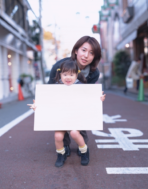 イラスト＆写真のストックフォトwaha（ワーハ）　人物、日本人、メッセージボード、親子、屋外、正面、全身、ポートレート、2人、女の子、幼児、幼い、無邪気、街角、ストリート、商店街、散歩、ショッピング　p8-1249b-data