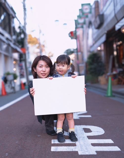 イラスト＆写真のストックフォトwaha（ワーハ）　人物、日本人、メッセージボード、親子、屋外、正面、全身、ポートレート、2人、女の子、幼児、幼い、無邪気、街角、ストリート、商店街、散歩、ショッピング　p8-1250bv-data