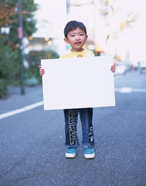 イラスト＆写真のストックフォトwaha（ワーハ）　人物、日本人、メッセージボード、子供、屋外、正面、全身、ポートレート、幼児、笑う、散歩、街角、ストリート、笑う、笑い、スマイル、街並み、街並、子ども、こども　p8-1253b