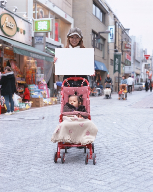 イラスト＆写真のストックフォトwaha（ワーハ）　人物、日本人、メッセージボード、親子、屋外、正面、全身、ポートレート、2人、赤ちゃん、幼い、笑う、散歩、ショッピング、ベビーカー、街角、ストリート、商店街、笑う、笑い、スマイル　p8-1255bv-data
