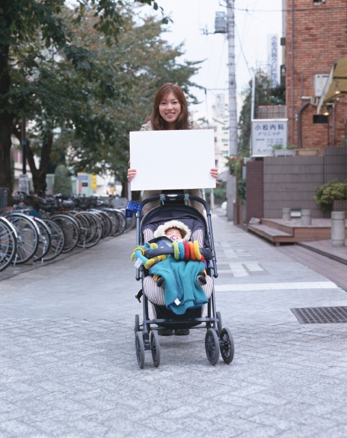 イラスト＆写真のストックフォトwaha（ワーハ）　人物、日本人、メッセージボード、親子、屋外、正面、全身、ポートレート、2人、赤ちゃん、幼い、笑う、散歩、ベビーカー、街角、ストリート、笑う、笑い、スマイル、街並み、街並　p8-1256b