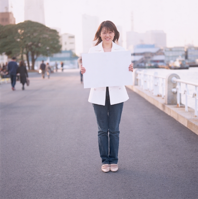 イラスト＆写真のストックフォトwaha（ワーハ）　人物、日本人、メッセージボード、女性、20代、30代、屋外、正面、全身、ポートレート、笑う、公園、広場、埠頭、港、散歩、笑う、笑い、スマイル　p8-1259b-data