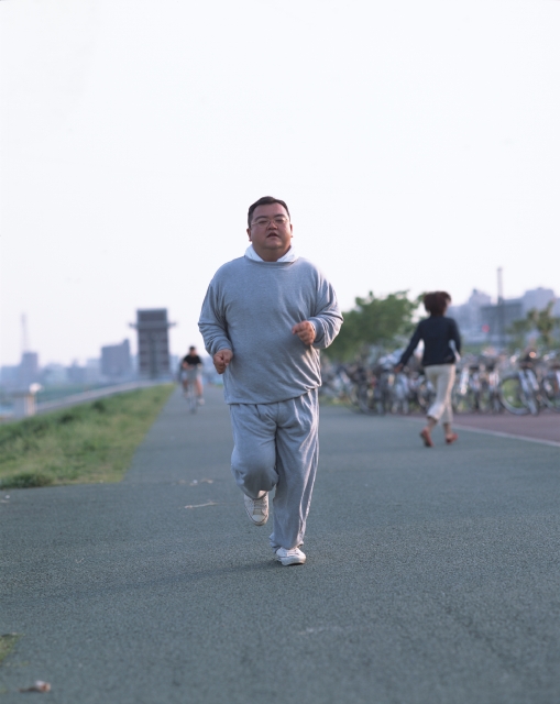 人物 日本人 中高年 スポーツ 元気 健康 頑張る 屋外 正面 全身 男性 走る マラソン ジョギング ダイエット 朝 夕日 土手 空 夕 夕方 夕暮れ 夕暮 ゆうがた 運動 フォト作品紹介 イラスト 写真のストックフォトwaha ワーハ カンプデータ