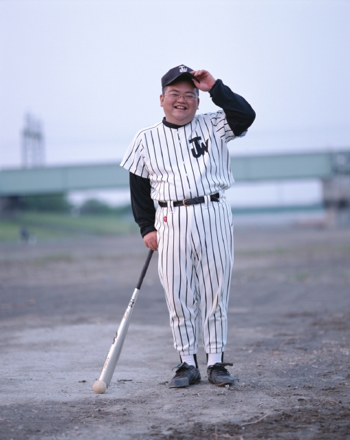 イラスト＆写真のストックフォトwaha（ワーハ）　人物、日本人、中高年、笑顔、スポーツ、屋外、正面、全身、ポートレート、男性、草野球、ユニフォーム、バット、挨拶、土手、広場、空、メガネ、楽しい、笑う、笑い、スマイル、運動　p8-1323b