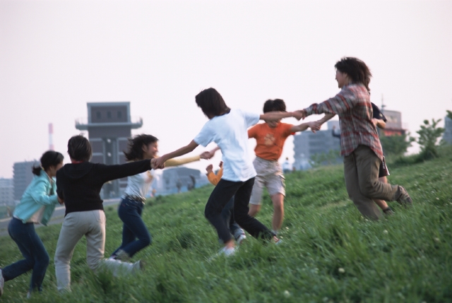 人物 日本人 子供 公園 屋外 正面 全身 グループ 集合 仲間 友達 遊ぶ 手をつなぐ 円陣 回る 土手 広場 はしゃぐ 草原 あそぶ あそび 遊ぶ 遊び 子ども こども フォト作品紹介 イラスト 写真のストックフォトwaha ワーハ カンプデータは無料