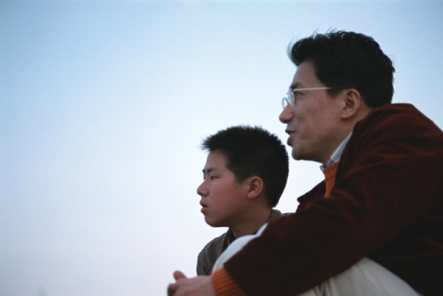人物 日本人 親子 夢 考える 屋外 横向き 横顔 上半身 ローアングル 2人 男の子 休憩 相談 土手 空 散歩 見つめる メガネ フォト作品紹介 イラスト 写真のストックフォトwaha ワーハ カンプデータは無料